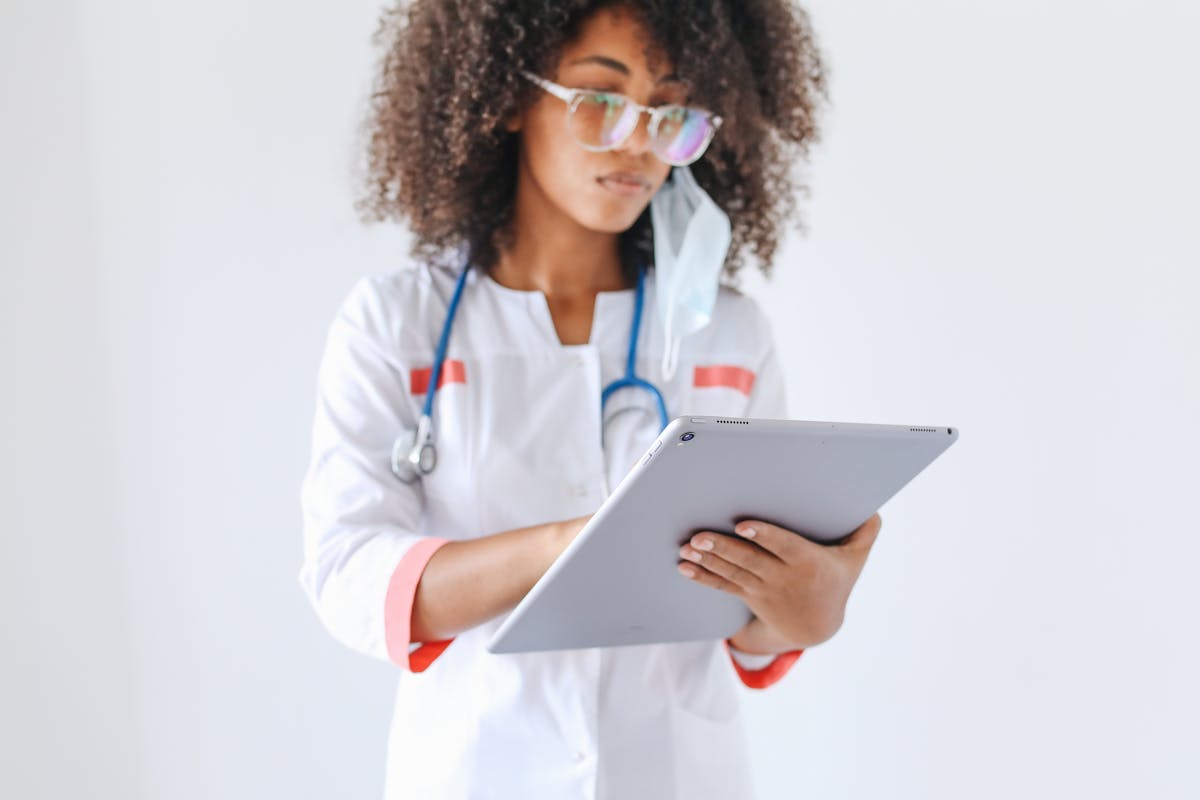 Profissional de saúde usando tablet em atendimento digital